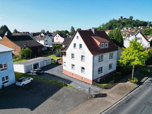 Aussenansicht_Vorne - 9 Zimmer Mehrfamilienhaus, Wohnhaus zum Kaufen in Gudensberg