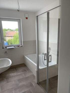 Badezimmer mit Dusche u. Wanne - 