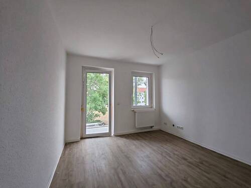 Wohnzimmer - Große 3-Raum Wohnung - Erstbezug nach Sanierung - 2. OG rechts
