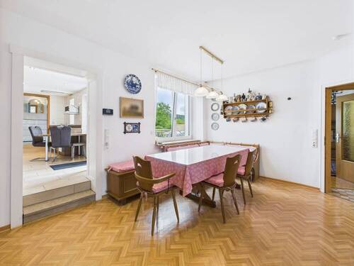 Esszimmer EG mit Blick zur Küche - 