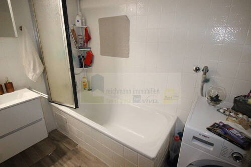 Badezimmer mit Duschwanne - 