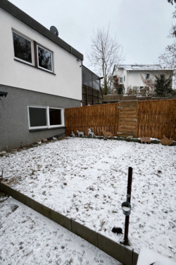 Garten und Rückseite des Hauses - Provisionsfreier Bungalow mit großem Gartenpotenzial & Doppelgarag