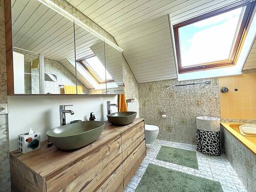 Badezimmer mit Wanne und Dusche - 