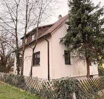 Familienglück: 1-2 Familienhaus mit Garage in Asperg