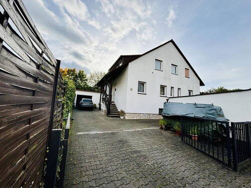 Haus Vorne - 8 Zimmer Mehrfamilienhaus, Wohnhaus zum Kaufen in Veitsbronn