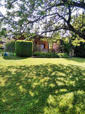 Ansicht mit Ferienhaus - Wo die Zeit stillsteht: Naturidylle mit Ferienhaus inmitten alter Obstbäume