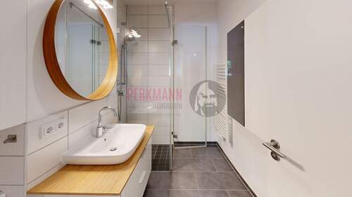 innenliegendes Badezimmer mit Waschmaschinenanschluss - 