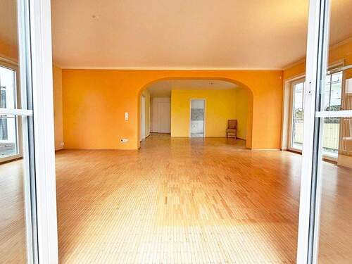 Blick in den offenen Wohn- und Essbereich - Wohnen mit Grünblick: 3-Zimmer-Wohnung in Bad Vilbel!