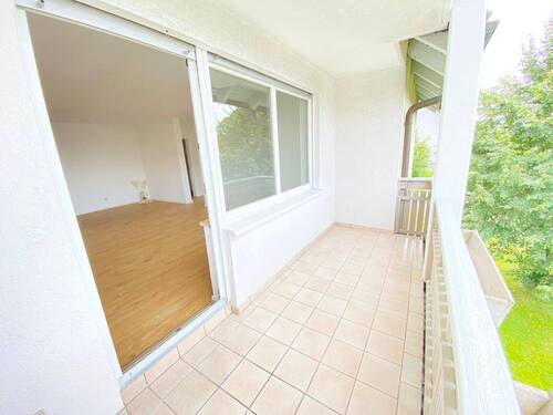 Balkon mit Wohnzimmer-Zugang - 2 Zimmer Etagenwohnung zur Miete in Sonneberg