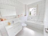 Tageslicht-Bad mit Wanne & WC - 