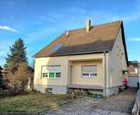 Ansicht mit Einfahrt und Garage - Nähe Pfeifferwald! Freistehendes, großzügiges 2 FHS mit 2 Kachelöfen, Garten mit Teich, Gartenhaus und Garage, in ruhiger Lage von Rohrbach