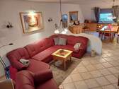 großes Wohn-Esszimmer mit Treppe zum Studio - 