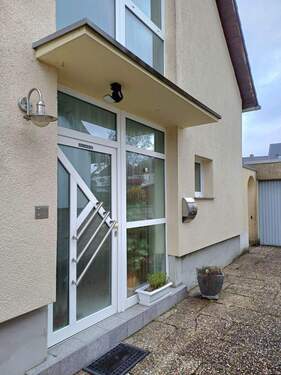 überdachter Eingang und Garage - 6 Zimmer Mehrfamilienhaus, Wohnhaus zum Kaufen in Sankt Ingbert