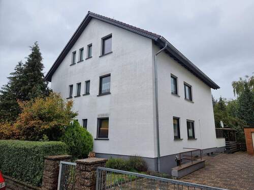 Außenansicht Haus - Großzügige 3 Zimmer Dachgeschosswohnung mit Balkon