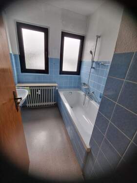 Tageslichtbad mit Badewanne - 