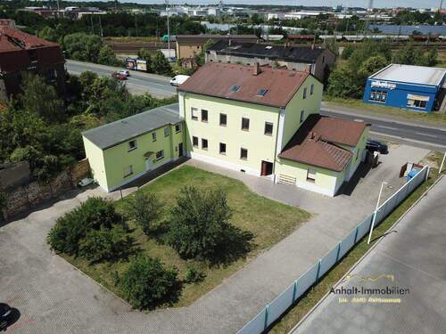 Hausansicht mit Innenhof - 3 Raumwohnung mit Dusche und Badewanne