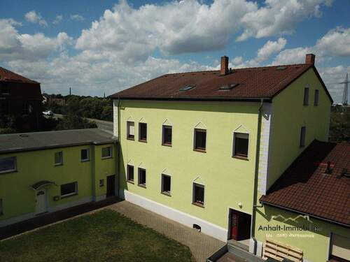 Hausansicht hinten - 3 Zimmer Mehrfamilienhaus, Wohnhaus zur Miete in Bitterfeld