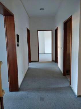 Blick durch den Flur - Büro mit 120,00 m&sup2; in Saarbrücken zur Miete