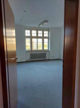 Blick vom Flur-Büroraum rechts zur Lortzingstrasse - 