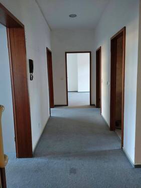 Blick durch den Flur - Büro mit 120,00 m&sup2; in Saarbrücken zur Miete