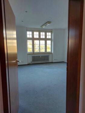 Blick vom Flur-Büroraum rechts zur Lortzingstrasse - 