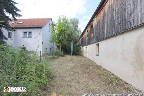 Grünfläche am Haus - 7 Zimmer Einfamilienhaus in Riesa