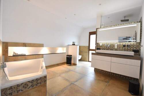 Bad mit Wanne und Dusche - 