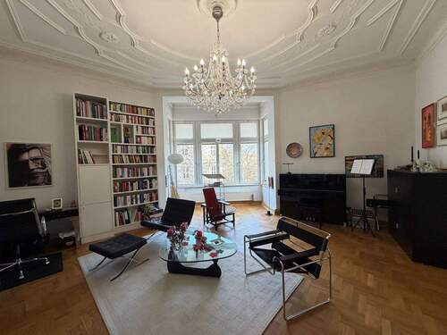 Wohnzimmer mit Stuck - Exquisite Wohnung mit historischem Charme und modernem Luxus in Zentrumslage