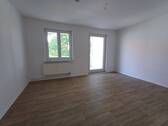 Wohnzimmer mit Balkon - Etagenwohnung mit 70,70 m&sup2; in Merseburg zur Miete