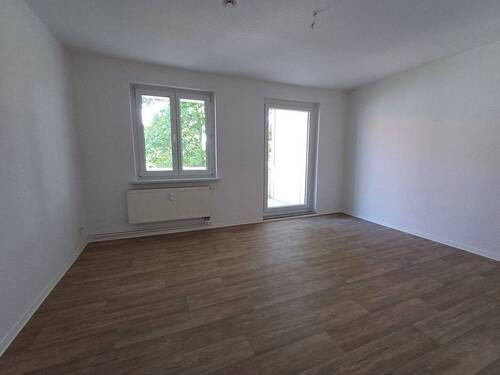 Wohnzimmer mit Balkon - Etagenwohnung mit 70,70 m&sup2; in Merseburg zur Miete