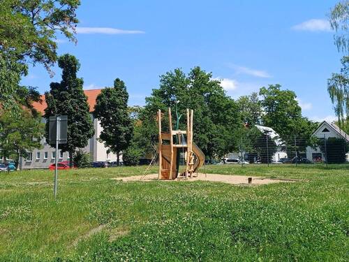 Spielplatz hinter dem Haus - 