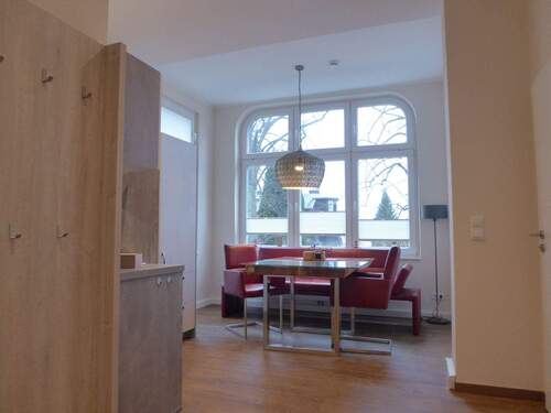 Wohnen/Essen/Kochen - Topsanierte und hochwertige Eigentums-Ferienwohnung mit Balkon in strandnaher und zentraler Lage im schönen Seebad Bansin