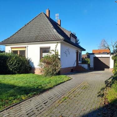 Ansicht Straße - Einfamilienhaus mit großem Potenzial in Toplage in Brake!
