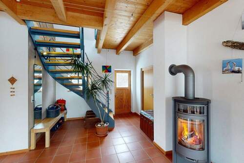 Treppe ins OG mit Nebeneingang - 