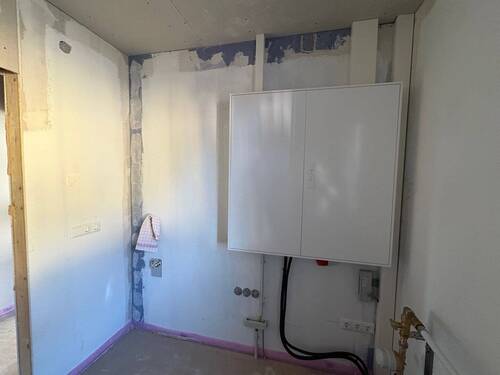 Hauswirtschaftsraum mit Waschmaschinenanschluss - 