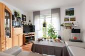 Wohnzimmer mit Zugang Balkon - 