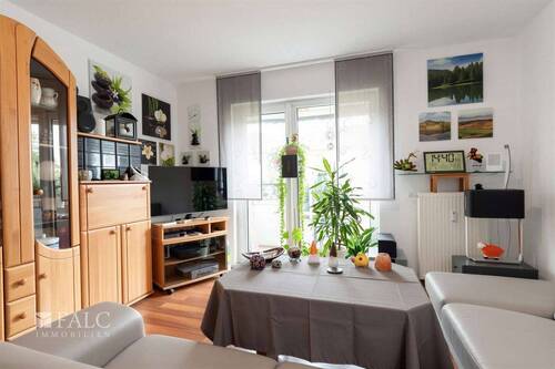 Wohnzimmer mit Zugang Balkon - 