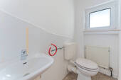 Gäste-WC neben der Hauseingangstür - 