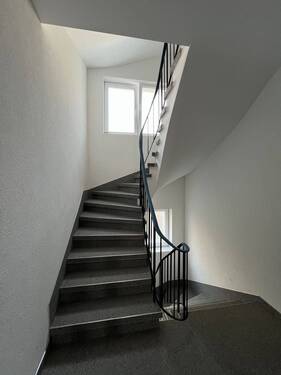 Treppenhaus - 1 Zimmer Mehrfamilienhaus, Wohnhaus zum Kaufen in Renningen