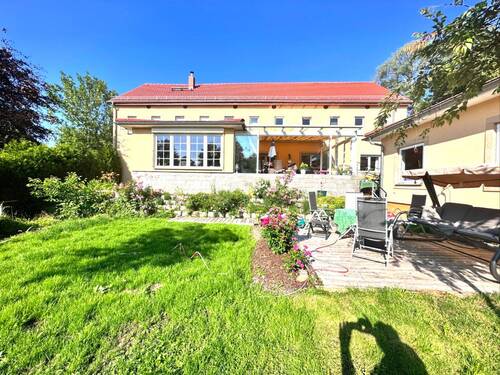 Wohnungsansicht vom Garten - Zukunftsorientiertes Mehrfamilienhaus, Hohe Ausbaukapazität, vielseitige Nutzung