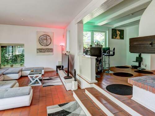 Wohnbereich mit Blick ins Kaminzimmer - 