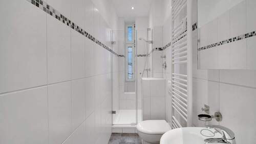 Duschbad mit Fenster - 1 Zimmer Etagenwohnung in Berlin