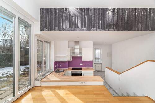Blick vom Wohnbereich in die Küche - 2 Zimmer Etagenwohnung zum Kaufen in München
