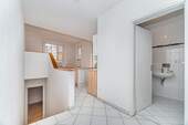 Flur mit Blick ins Bad - 
