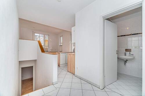 Flur mit Blick ins Bad - 