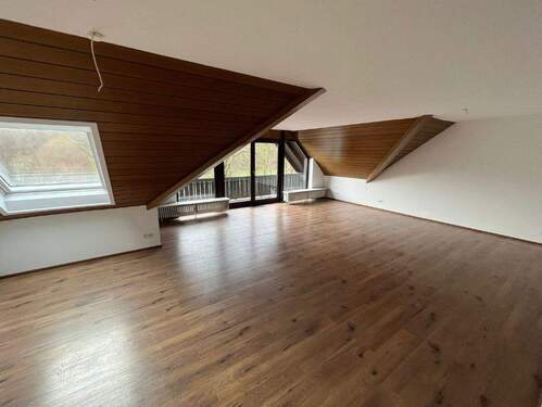 Wohnzimmer mit Balkon - Charmante 5-Zimmer-Wohnung in beliebter Lage mit Kellerabteilung und Stellpaltz