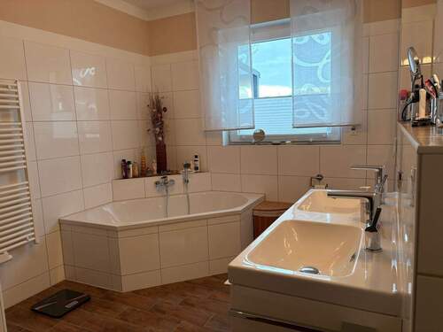 Tageslichtbad mit Wanne und Dusche - 