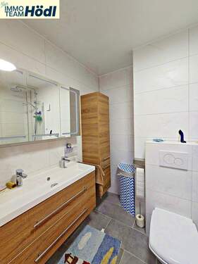 1.Foto innenliegendes Bad im OG - 