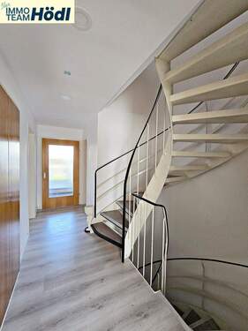 Flur mit Treppe ins OG - Reihenmittelhaus mit 119,90 m&sup2; in Reutlingen zum Kaufen