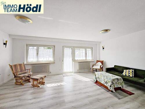 Wohnbereich mit Zugang zur Terrasse und Garten - 